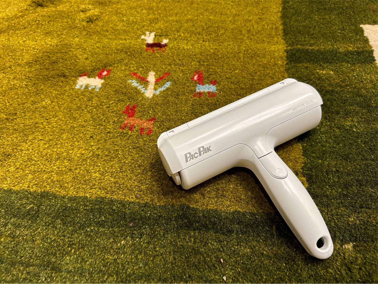 「ギャッベについた猫の毛にコロコロはNG！？効果的なお手入れ方法を知っていますか？」